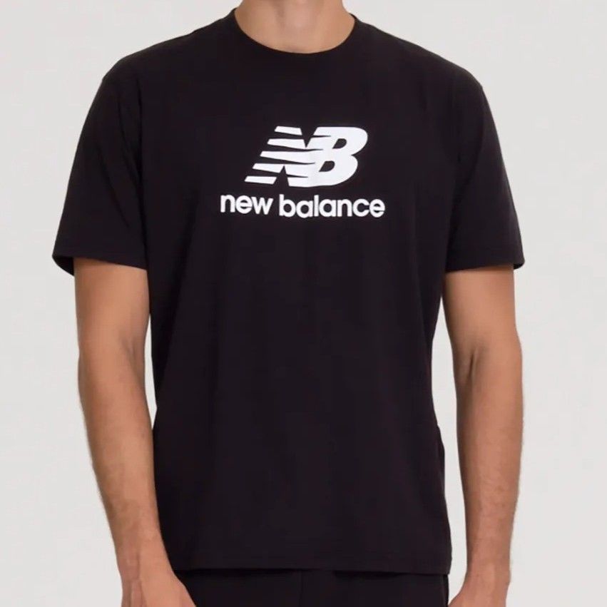 CAMISETA MASC. NB ESSENTIALS - PRETO E BR...